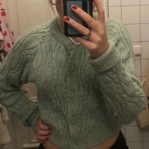 Zara kofta  - Mysig stickad kofta från zara perfekt nu i höst😁Om många är intresserade startas en budgivning, annars köp direkt för 250 kr❤️Priset kan diskuteras🤠