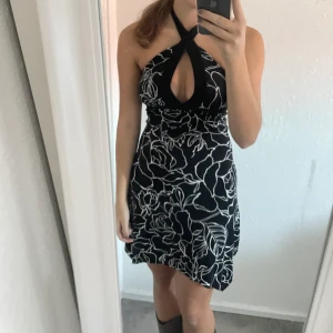 Skit snygg klänning - Säljer en as najs klänning från SisterS. Den är as skön och går att knyta på flera olika sätt. Jätte fint mönster och har en öppen rygg.