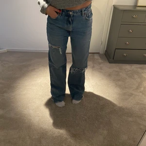 Zara jeans  - Säljer mina super coola jeans från zara. Har två likadana så kan lika gärna sälja ett par. Super snygga och oversize vilket jag älskar. Är oftast en 36 och är 172 lång. Köparen står för frakt! 💓💓