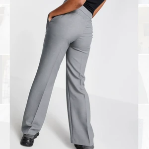 JÄTTEFINA grå kostymbyxor - Säljer nu mina JÄTTEFINA grå kostymbyxor. Köpte för liten storlek och kan ej skicka tbx. Använda en gång då jag testade dem. Skriv för fler frågor!🤍🤍