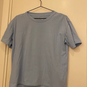 Blå Tshirt - Tisha från SHEIN storlek M passar XS/S