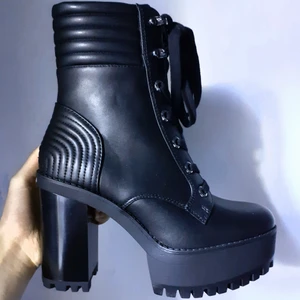 Svarta stövlar - svarta boots från Bershka😍 Bootsen köptes förra året och är slutsålda på hemsidan! Helt oanvända med lapp kvar!! Säljes pga att de bara stått och inte kommit till använding. Frakt tillkommer med: 70 kr