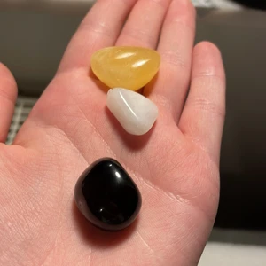 Mer kristaller! - Säljer nu även svart agat, orange kalcitit och mjölkkvarts,  dm för frågor :)