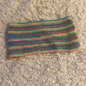 Virkad crop top  - Virkad crop top, går att reglera storleken i ryggen. 