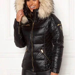 Rock and blue jacka svart  - Storlek 38 men passar en 36 också, jätte fint skick säljer för 500 kan gå ner i pris för snabb affär ( fake päls)  nypris runt 2000 kr💓👩🏼‍🎤💗