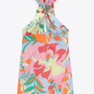 Zara klänning - Unik och snygg klänning från zara! Använd en gång men har en liten fläck långt ner på klänningen.