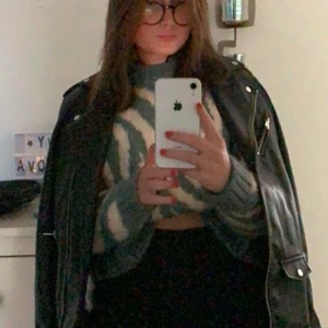 Stickad tröja  - Säljer den här super fina tröjan ifrån zara som tyvärr inte kommer till användning längre⚡️