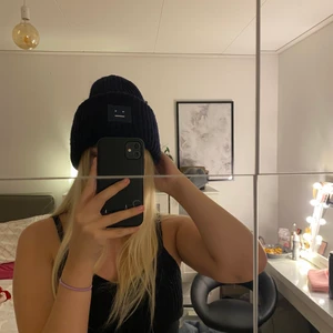 Acne mössa - Säljer min mörkblåa acne mössa då jag har 2 stycken och denna kommer inte till användning. Jättefin och är i bra skick. Skriv privat om du är intresserad 🥰