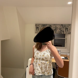 Linne från Hollister  - Fin passform sitter tajt (inte mycket tajt) uppe på bröstet och går ner som volanger på magen. Man kan spänna in vid axlarna, har storlek xs i det men det hade nog passat till en som en som har storlek s för man kan ju göra det längre! 