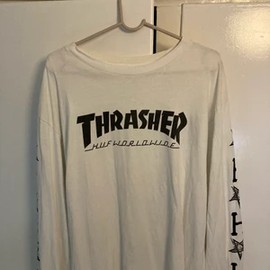 Thrasher X Huf longsleeve - Thrasher longsleeve. Köpt för 999 säljer för 599. Mycket bra skick. Storlek M men passar även L. 