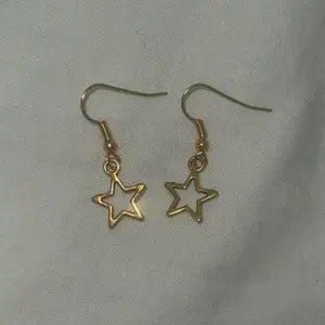 Guldfärgade stjärn örhängen⭐️ säljer även smycken på instagram där jag heter by.nina.s!!! Örhängena är handgjorda och aldrig använda😇