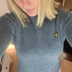 Stickad Lyle & Scott tröja - Jättefin stickad tröja från Lyle & Scott. Storleken är 14/15 år som motsvarar ca XS/S. Den är i jättefin färg och toppenkvalite 🤩🤩