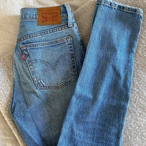 Blåa Levis Jeans - Säljer dessa fina blåa jeans med hål på vänstra knät och lite slitningar från Levis. De har blivit för små för mig så kan tyvärr inte använda dem längre. De är i gott skick! Vet tyvärr inte storleken men ungefär 25/26. Frakt tillkommer om inte annat är överenskommet. 