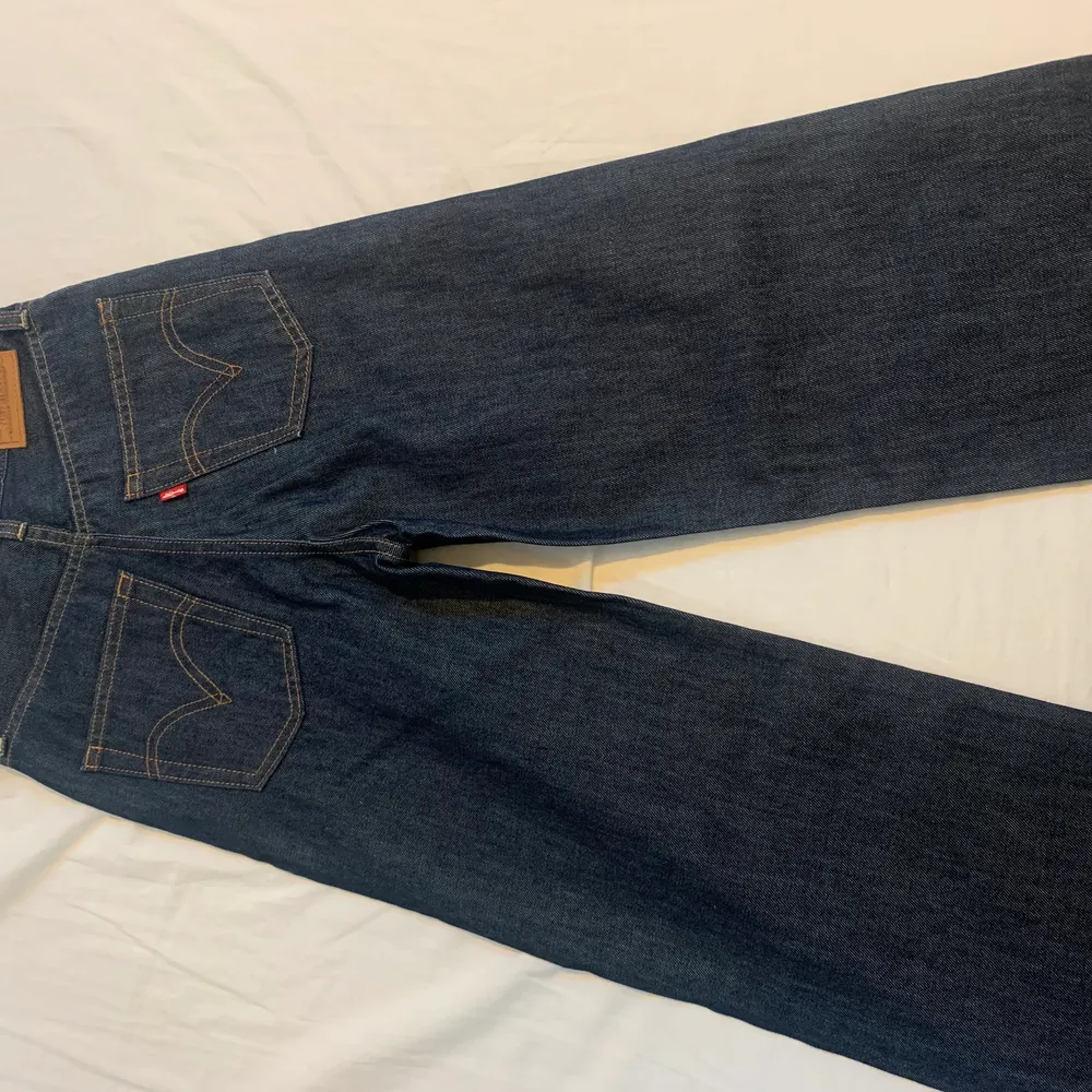 Sprillansnya, aldrig använt, säljer pga för små. Köpte de för 1249kr. Frakt:66kr. Jeans & Byxor.