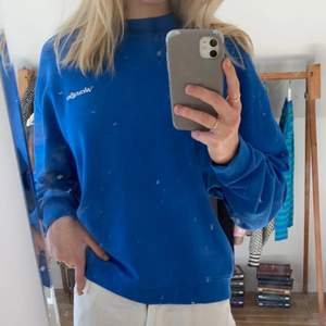 Jätte fin Klarblå Wrangler sweatshirt. St M dam. Märket på tröjan är lite skavt, men den var så vid köp. Nästan aldrig använd. Lite kort i modellen men passar bra på mig som är (168 cm) (OBS! 100kr utgångspris, buda i kommentarerna).