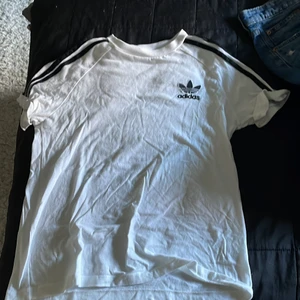 Adidas - Säljer denna adidas T-shirt i storleken m, skulle säga att de är en liten m. Köpt i usa år 2018, fint skick