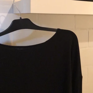  Ribbad tröja, svart  - Säljer denna långärmade tröjan som är ribbad, vid midjan kan man dra åt med hjälp av två snören. Köpt för 249, säljer för 90 