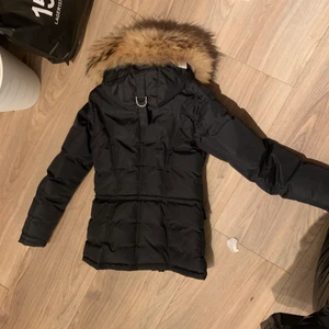 Hollis jacka storlek 34 - En superfin och varm jacka till vintern. Holleis jacka med fin päls och går till hälften av rumpan på mig som är 1.70 lång. Sällan använd och där med är skicket på jackan superbra, inga hål inga slitningar ingeting. Säljer den då jag köpt en ny längre vinterjacka. Helt äkta köpt på hollies egna sida. Köpt för 5000kr 