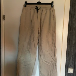 Tygbyxor loose fit storlek M - Bra skick. Använda 1-2 gånger - ser ut som nya. Ganska loose fit och kortare längd.