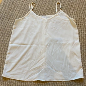 Vit V-ringad topp - Stlk 34 från Jacqueline De Jong