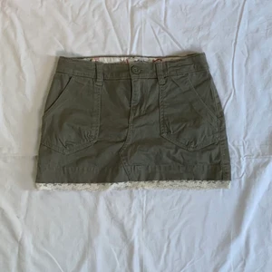 Lowwaist cargokjol❤️ - Lite meangirls vines på den här minikjolen! Den e jättesöt och passar till verkligen allting💕 Midjemått: 66 cm Längd: 28 cm