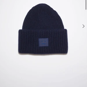 Acne mössa - blå - Blå Acnemössa i bra skick (knappt använd). 