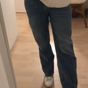 Mid rise straight jeans - Säljer dessa mid rise straight jeansen från Bikbok, haft ett bra tag men inte kommit till användning på länge. De är lite större i storleken så jag skulle säga att det är i storlek 34/36. Lite slitna längst ner💗💗 köparen står för frakten!! 