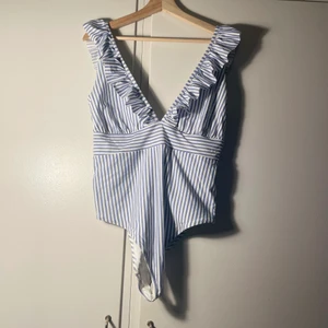 H&M Blå och vit randig baddräkt - Never worn, very flattering.