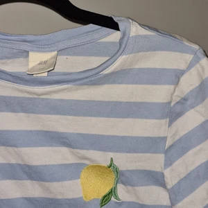 Söt t-shirt i 80-talsstil - Fin t-shirt med broderad citron på 🍋 Sparsamt använd och i fint skick från H&M. 💕