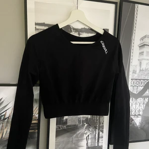 Träningströja  - En långärmad träningströja från ICANIWILL, näst intill oanvänd. Stretchigt material. Spårbarfrakt tillkommer på 66kr 💞💓💗