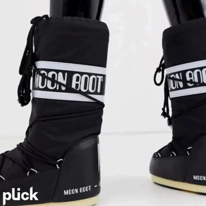 Moon boots - Funderar på att sälja mina svarta moon boots, kom med prisförslag 🤍 går att sänka priset, kom privat för egna bilder, funkar att köpa för 700kr