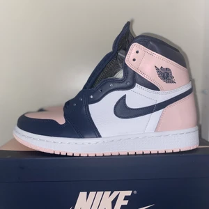Jordan 1 High ” Bubble Gum” ( rosa,pink) - Sommarens tjej sko för 2022 finns nu tillgänglig. Storlek 39 finns just nu men har tillgång till andra storlekar. Dem är helt nya med kvitto och box och kommer med alla tillbehör ( tre skosnören). Om du vill ha fler bilder av skorna så är de bara att fråga 😃                                                                            Bud från 2100kr . Jag kan hämta dem till valfri plats i Stockholm 