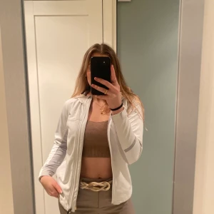 Tunn jacka - Bra för träning och som vindjacka till våren🤍