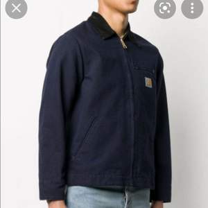 Carhartt wip detroit jacket i färgen navy. Använd men i gott skick. Bra material och cool passform. Storlek M. Pris 1200