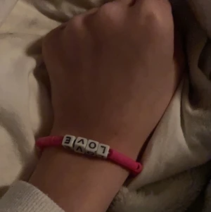 Ett super fint armband rosa med text❤️✨ - Ett super fint arm band ,rosa med en text där det står love perfekt nu inför alla hjärtans dag ❤️✨