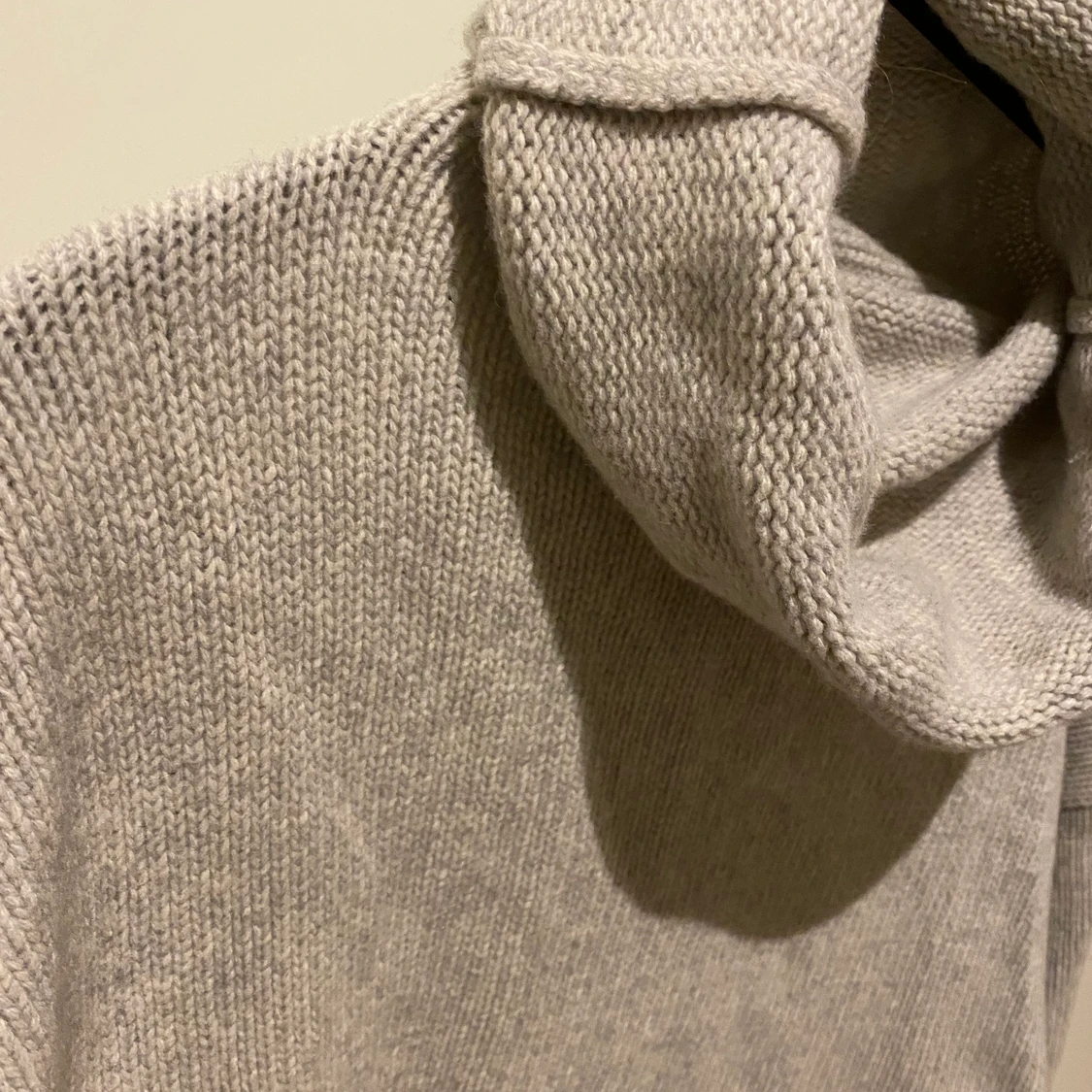 Stickad tröja i wool blend från H&M - 90