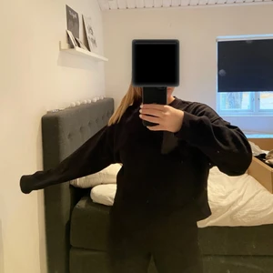 Sweatshirt  - Svart sweatshirt, köpt på zara. Storlek S🖤 köpare står för frakten!