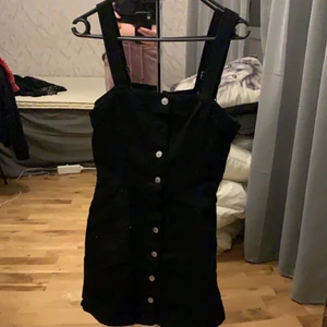 svart jeans klänning - svart jeans klänning typ aldrig använd dvs mycket bra skick. storlek 38 men skulle säga att den passar 36 också. köparen står för frakten!🖤