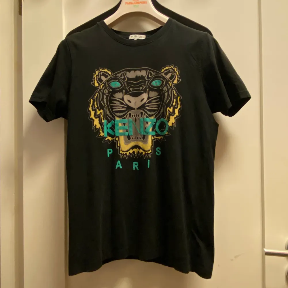 En Kenzo t-shirt i strl M. Märket på tröjan är utslitet men ingenting som man tänker på mycket.. T-shirts.