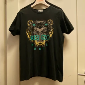 Kenzo Paris T-Shirt - En Kenzo t-shirt i strl M. Märket på tröjan är utslitet men ingenting som man tänker på mycket.