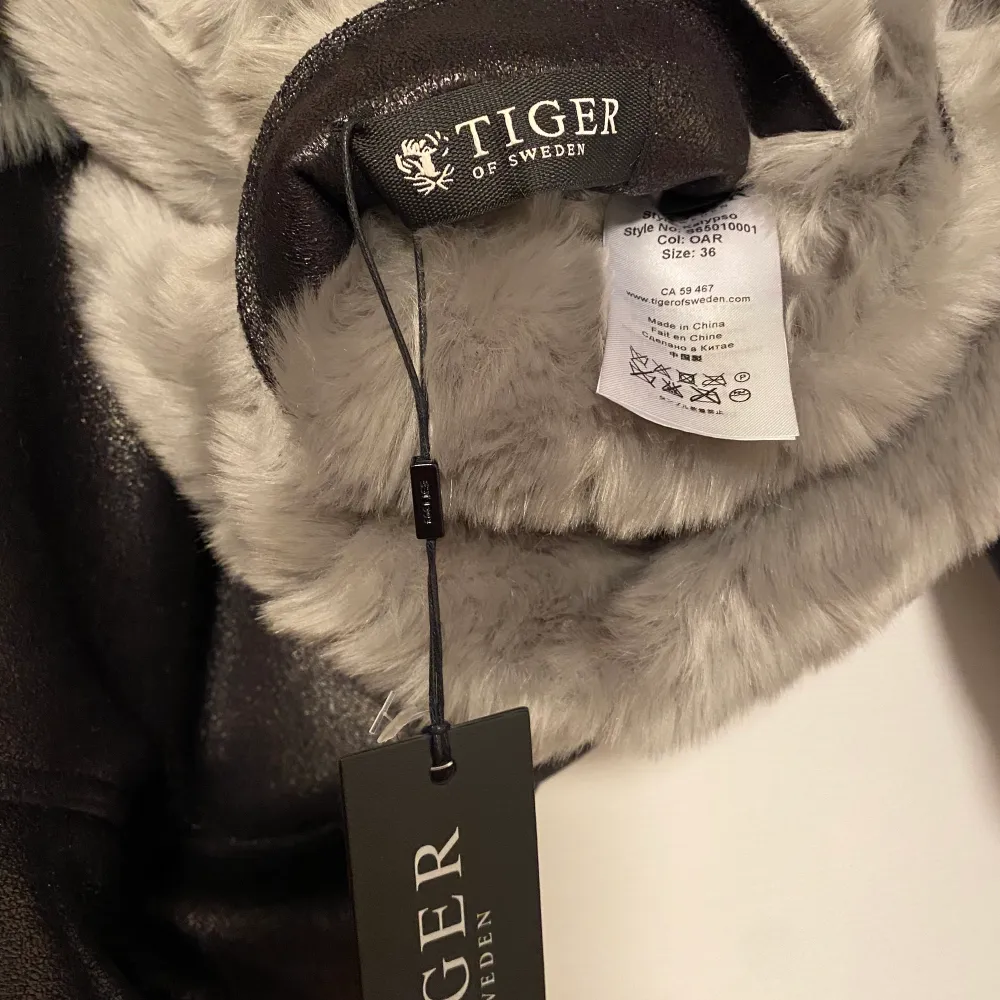 Helt ny jacka ifrån TIGER - kalypso                                Modellen på jackan är boxig/oversize även vändbar med fickor på båda sidor. Nypris 3.499kr (lappen kvar) . Jackor.