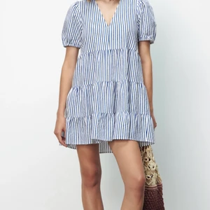 Klänning Zara - Säljer nu min populära klänning från zara, använd en gång så den är i superbra skick! Perfekt nu till sommaren❣️❣️❣️