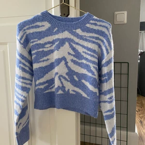 Stickad tröja i storlek S - Denna fina stickade tröja har aldrig används då den inte passade mig i storleken