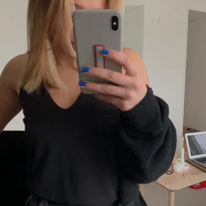 Svart linnetopp - Svart linnetopp från Gina Tricot i strl S. Köpt för 199:-. Säljer för 60:-.