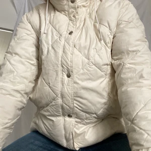 Jacka - Säljer den här supercoola fjällräven dunjackan som tyvärr är lite för för kort i ärmarna på mig, den är i storlek 42 men är ganska liten i storleken. Den är använd men finns inga defekter, priset kan diskuteras och frakt tillkommer💗