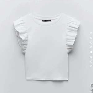 Vit Zara tröja - Säljer denna tröja från Zara, köpt sommaren 2021. Säljer då den ej kommer till användning längre! Köparen står även för frakten. 