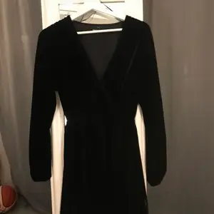 Säljer min jättefina klänning från Gina Tricot då den aldrig kommer till användning, har använt den cirka 2 gånger. Klänningen är i sammet material. Den är i storlek XS. 300kr+frakt 
