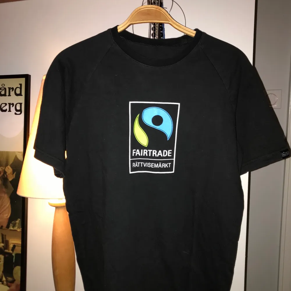 Gullig t-shirt med fairtrademärket på!! . T-shirts.