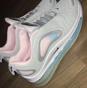 Nike skor  - Säljer dessa Nikeskor då dom inte kommer till användning. Funkar helt som vanligt och är bökigt snygga och höga! Skulle säga att dom passar som 39! Högst pris 300kr.