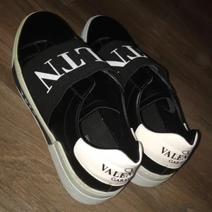 Valentino skor  - Säljer skitsnygga Valentino skor då dom inte kommer till användning. Knappt använda. Skulle nog säga att don funkar för både tjejer och killar. 